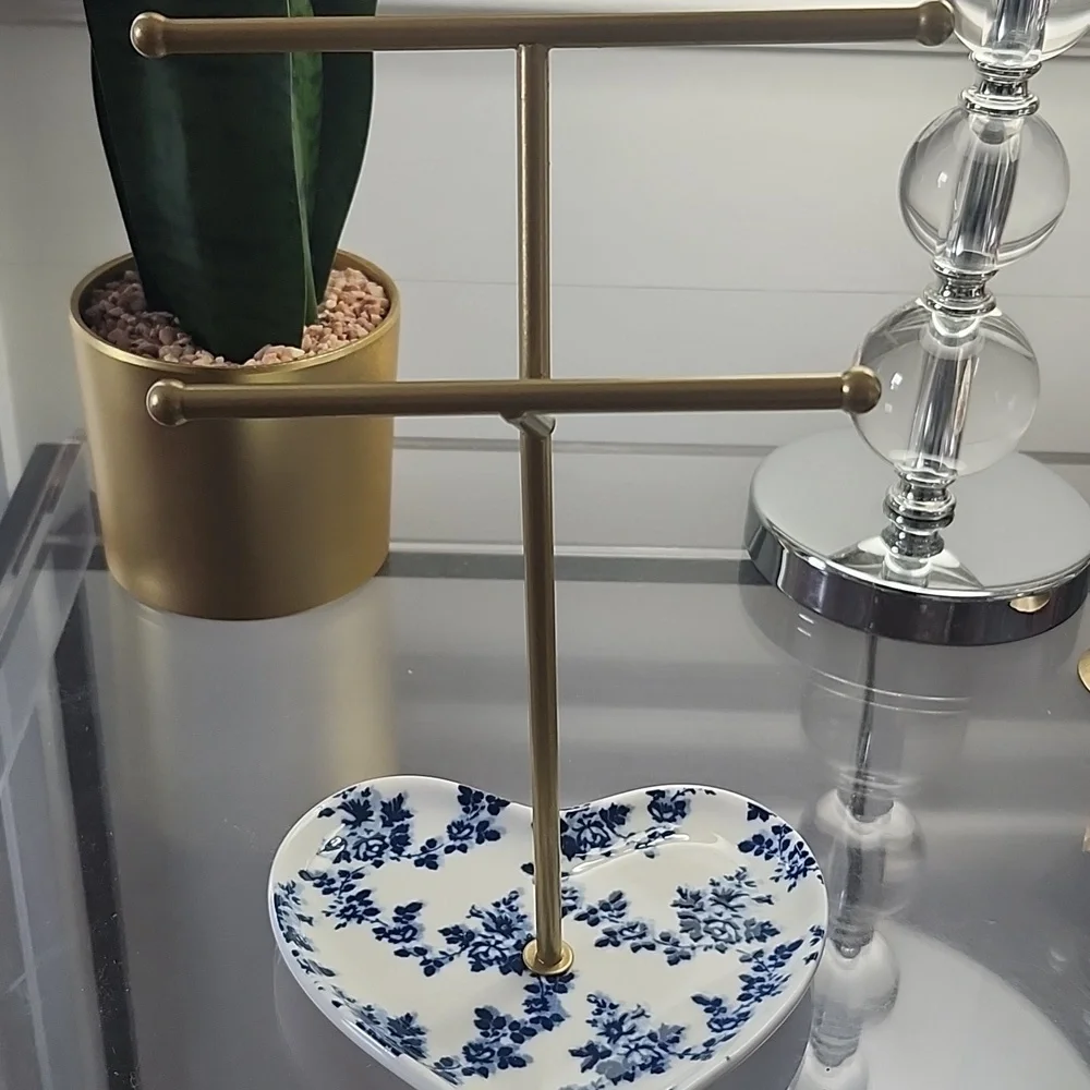 Gold Jewelry Stand with Floral Heart Dish, NWT 🎉💙🤍💛